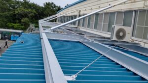 御前崎市にて、GWに工場庇屋根取外し、鉄骨取替、塗装後　吊り折板の復旧作業を致しました。