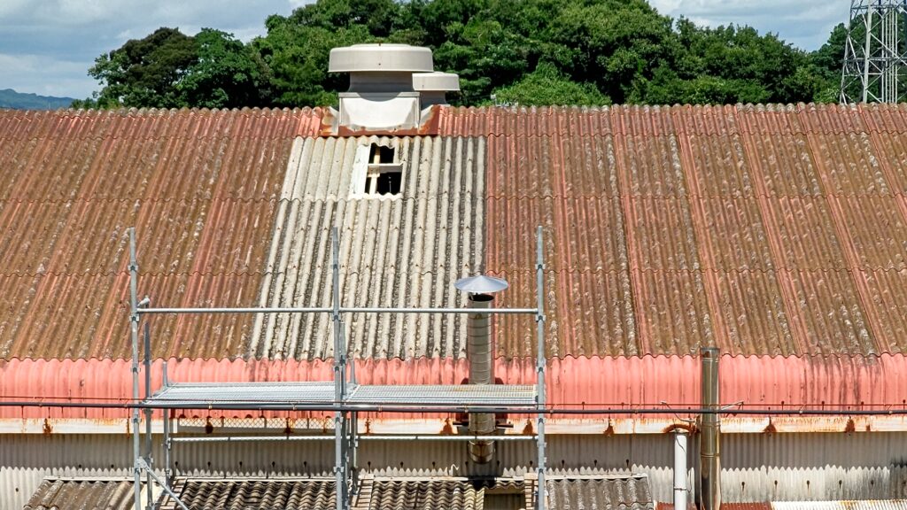 菊川市工場屋根にて、風害の明り取り屋根の取替工事を致しました。