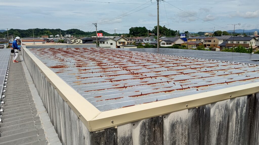 雨漏り修理　菊川市にて、倉庫屋根の笠木取付を致しました。