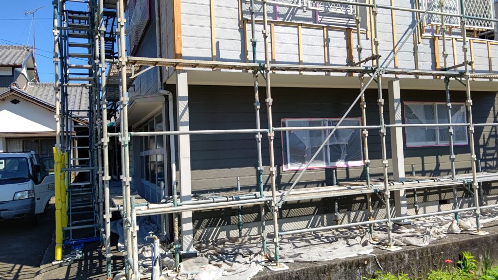 掛川市民家、傷んだ外壁貼り工事です。