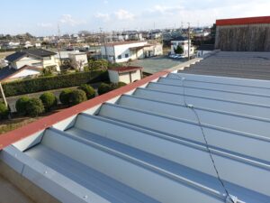 磐田市にて、内部タンク入替の為、折板屋根撤去、葺き替え工事を致しました。