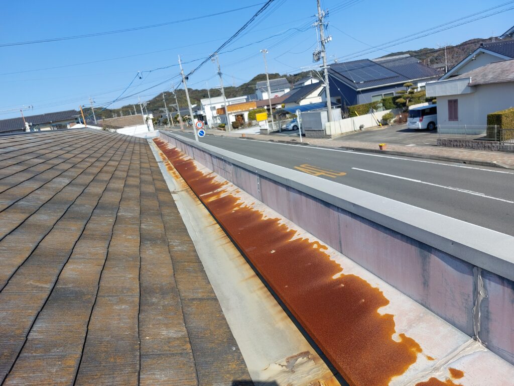 御前崎市テナントビル。谷樋取替工事を致しました。