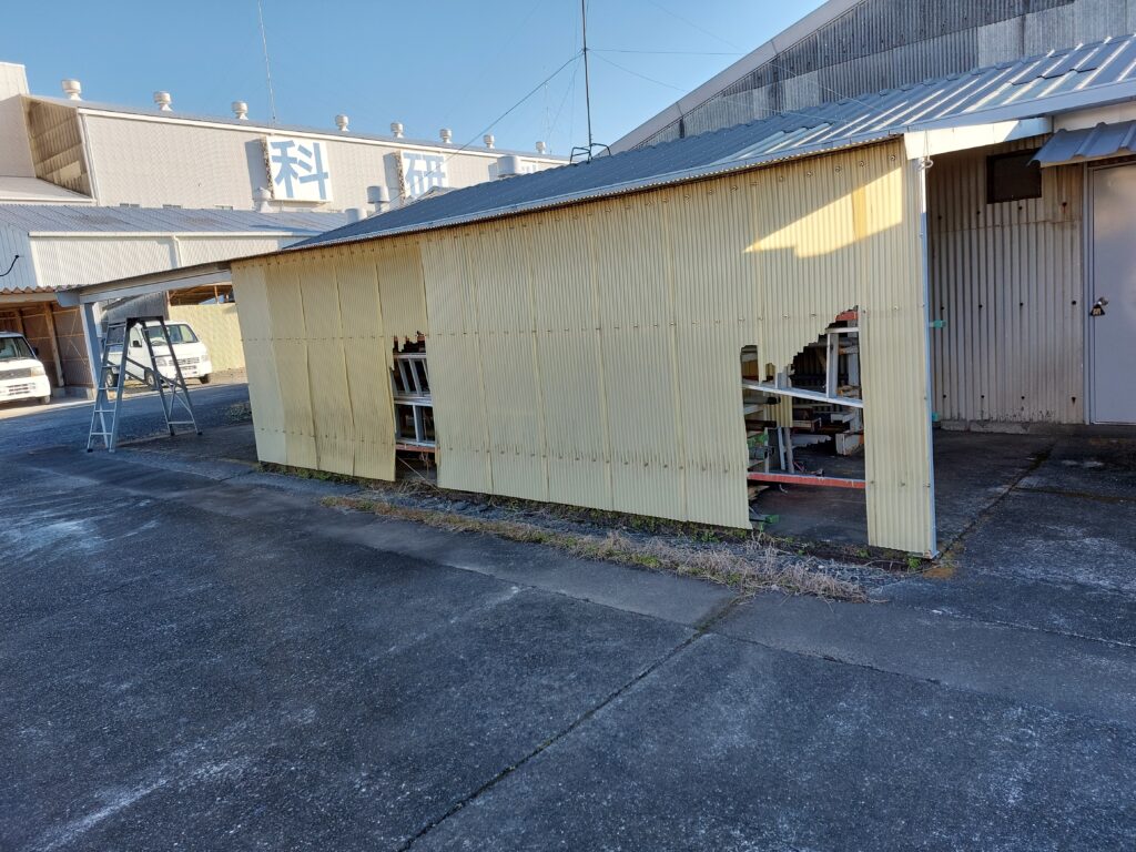 雨漏り修理　藤枝市工場内、経年劣化した明り取り小波の外壁張替工事を致しました。