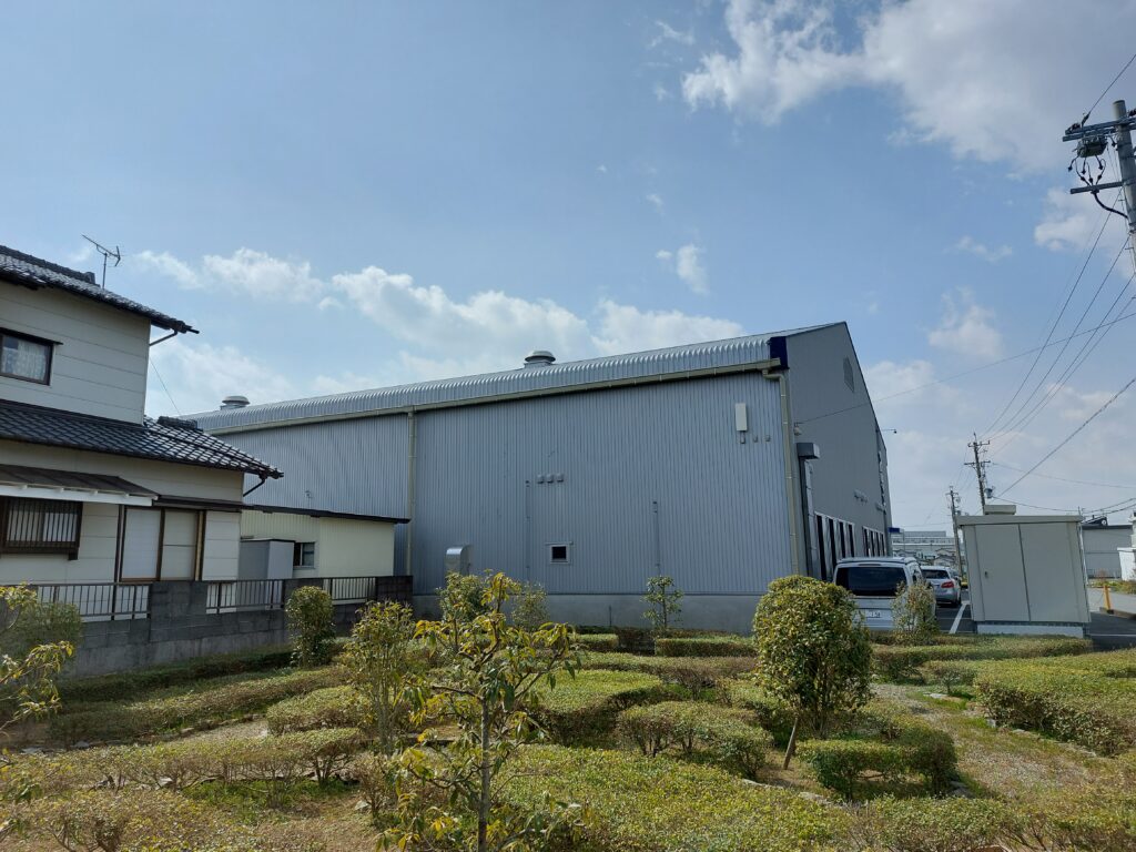 吉田町倉庫屋根、大波スレートカバールーフの施工を致しました。