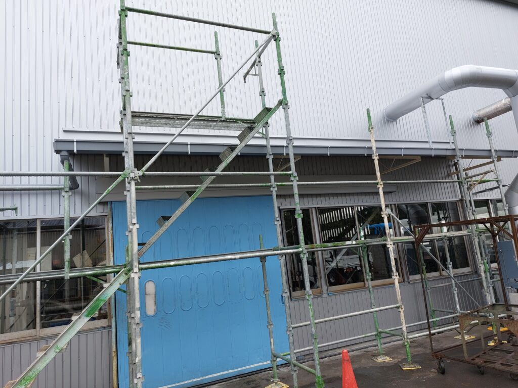 掛川市、鉄工所の外壁張替工事に携わりました。