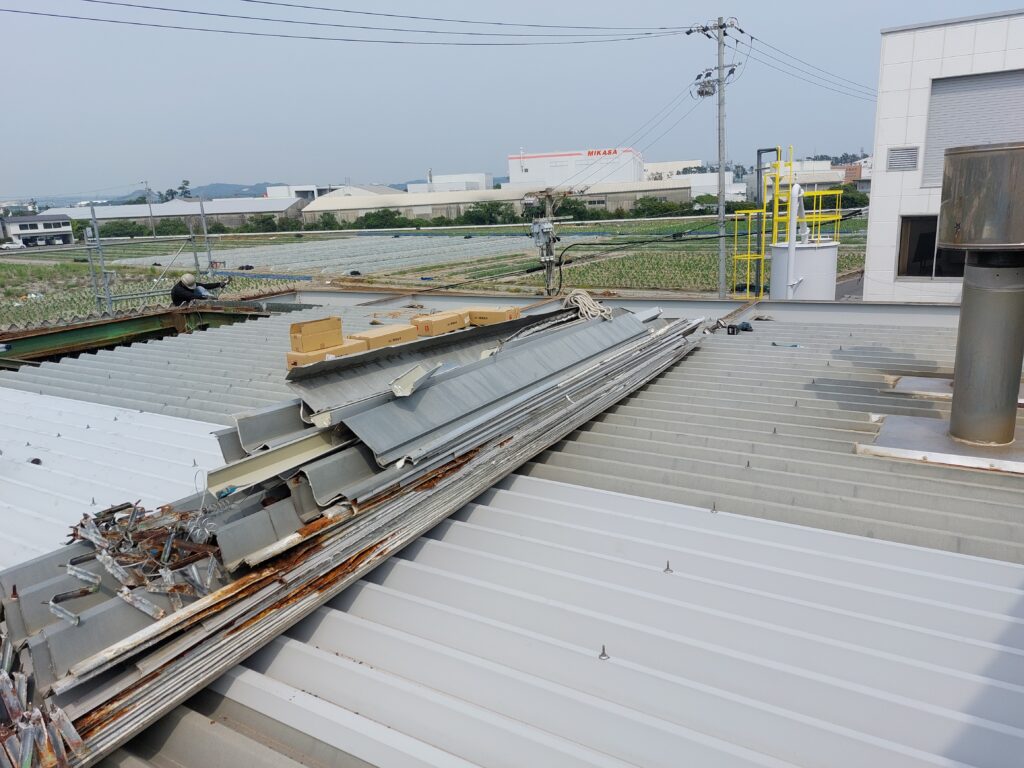 雨漏り修理　掛川市工場屋根、塩害腐食した折板屋根をカバー工法にて施工致しました。