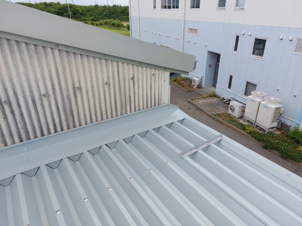 雨漏り修理　掛川市工場屋根、塩害腐食した折板屋根をカバー工法にて施工致しました。