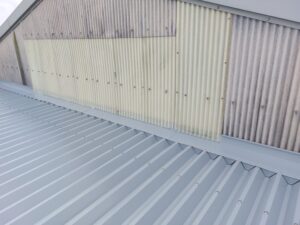 掛川市工場屋根、塩害腐食した折板屋根をカバー工法にて施工致しました。