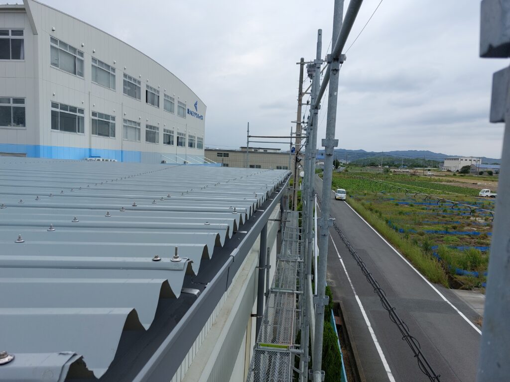 雨漏り修理　掛川市工場屋根、塩害腐食した折板屋根をカバー工法にて施工致しました。