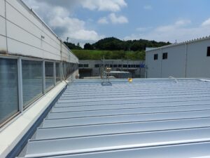菊川市工場内屋根。折板屋根カバーを2棟致しました。太陽光発電を設置するなら。