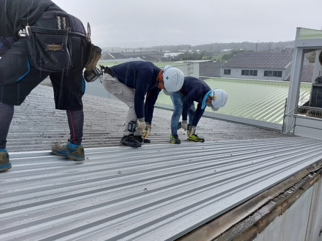 菊川市工場内屋根。折板屋根カバーを2棟致しました。太陽光発電を設置するなら。