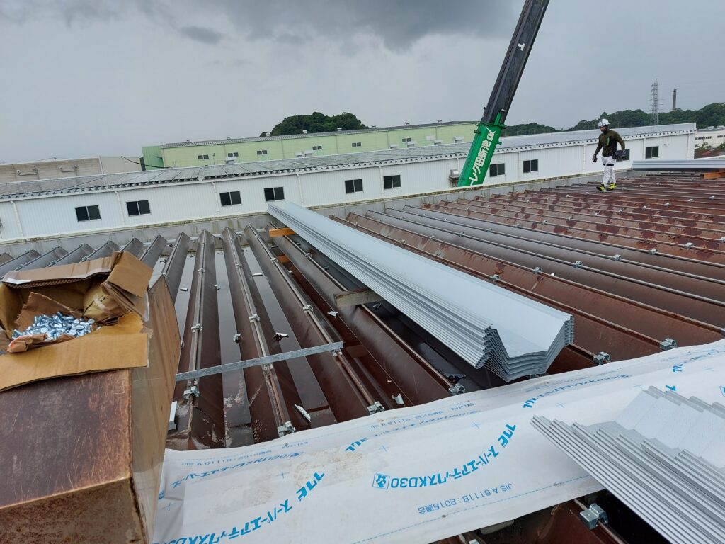 菊川市工場内屋根。折板屋根カバーを2棟致しました。太陽光発電を設置するなら。