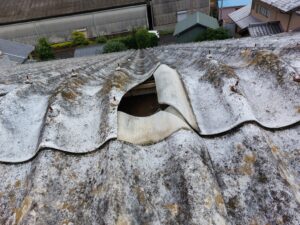 吉田町。台風被害のスレート屋根破損部応急処置。