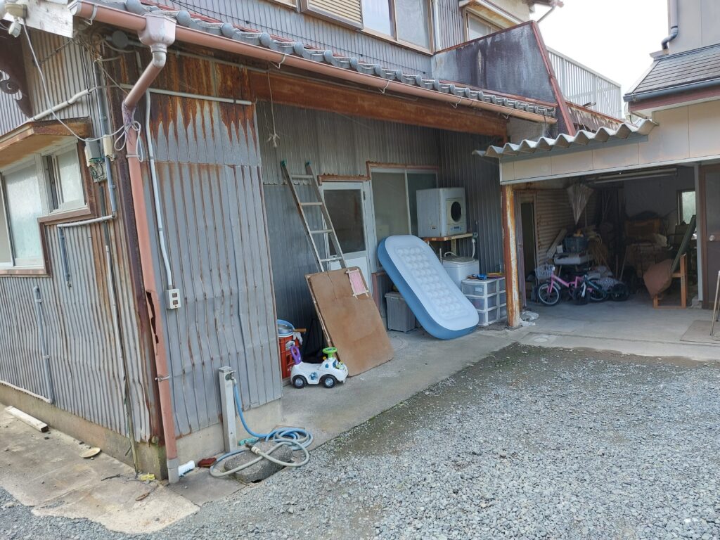 掛川市にて旧民家屋根を詰めました。よって取合外壁・樋工事を致しました。