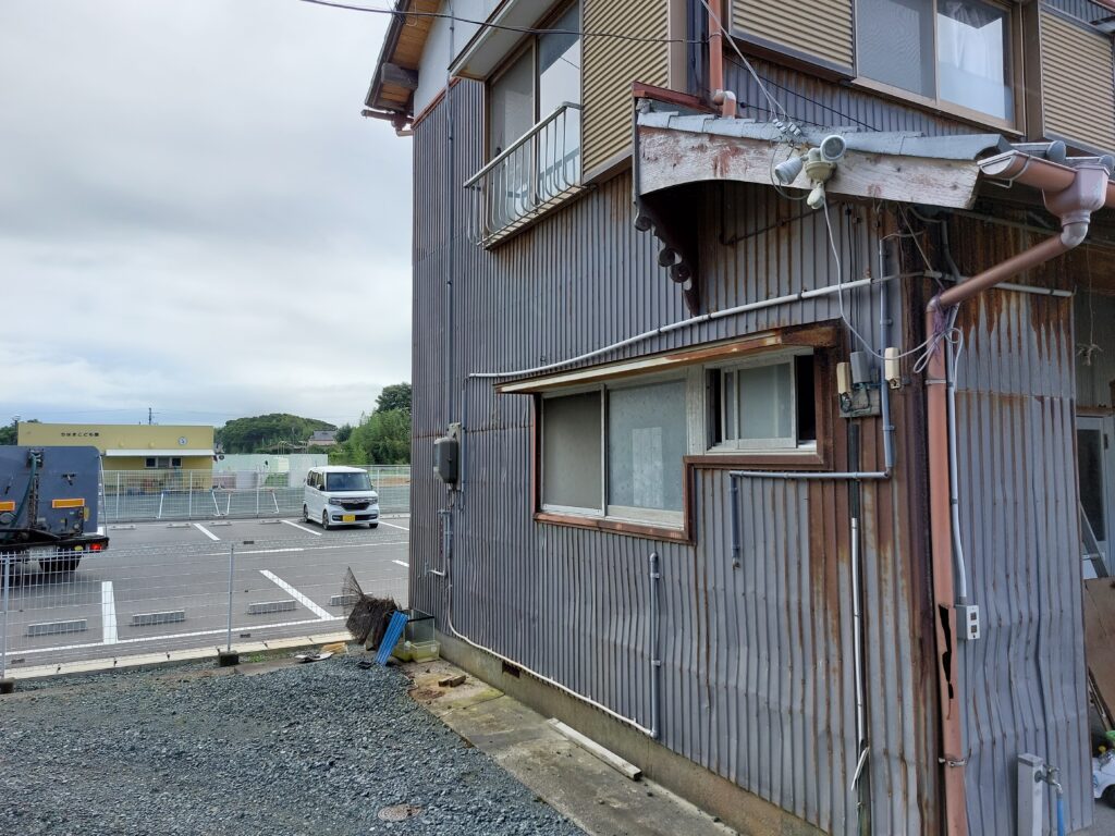 掛川市にて旧民家屋根を詰めました。よって取合外壁・樋工事を致しました。