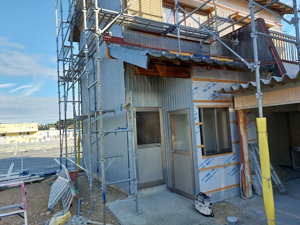 掛川市にて旧民家屋根を詰めました。よって取合外壁・樋工事を致しました。