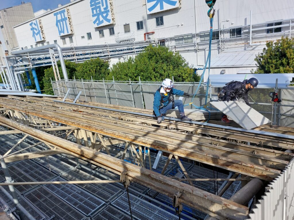 雨漏り修理　藤枝市にて、スレート屋根からガルバリウム鋼板で施工しました