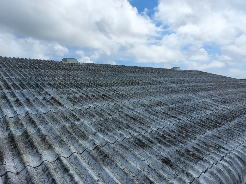 雨漏り修理　吉田町にて、倉庫屋根大規模改修工事をしました。