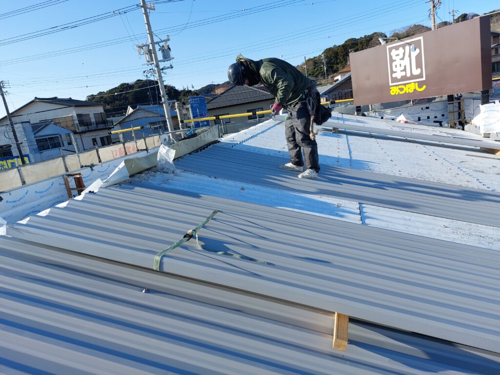 雨漏り修理　牧之原市築40年店舗屋根。スレートカバー工法にて施工しました。