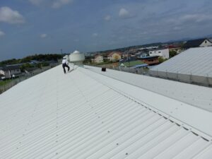 吉田町にて、スレート大波屋根をカバー工法で施工しました