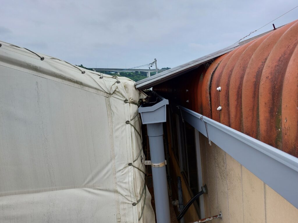 雨漏り修理　菊川市で雨漏り箇所修繕しました。経年劣化した樋を取替ました。