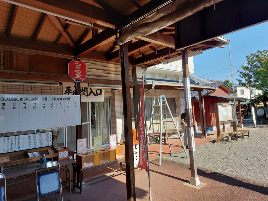 藤枝市四阿、カラーベスト屋根にガルバリウム鋼板でカバー工法を致しました。