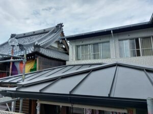 藤枝市四阿、カラーベスト屋根にガルバリウム鋼板でカバー工法を致しました。