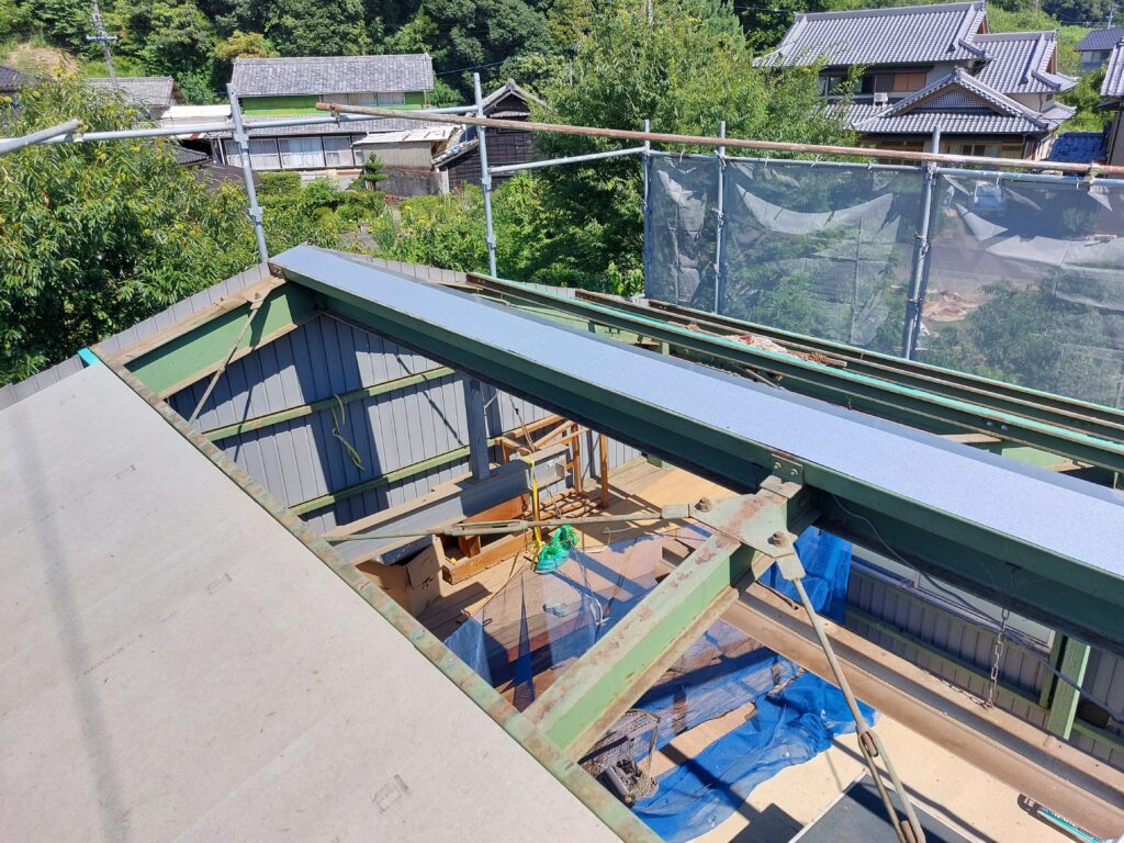 雨漏り修理　菊川市、倉庫スレート屋根を折板屋根に葺き替えました。並びに明り取り屋根取替も。