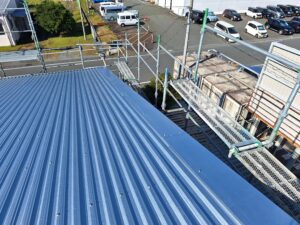 袋井市にて、工場スレート屋根をカバー工法で施工しました。