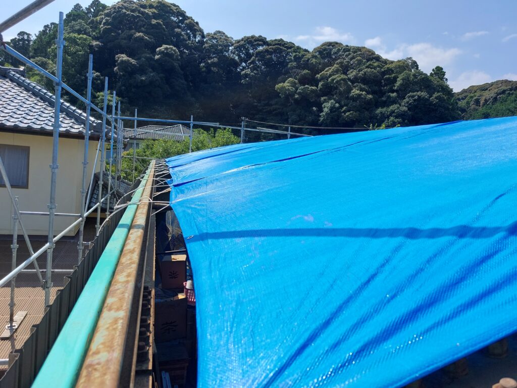 雨漏り修理　菊川市、倉庫スレート屋根を折板屋根に葺き替えました。並びに明り取り屋根取替も。