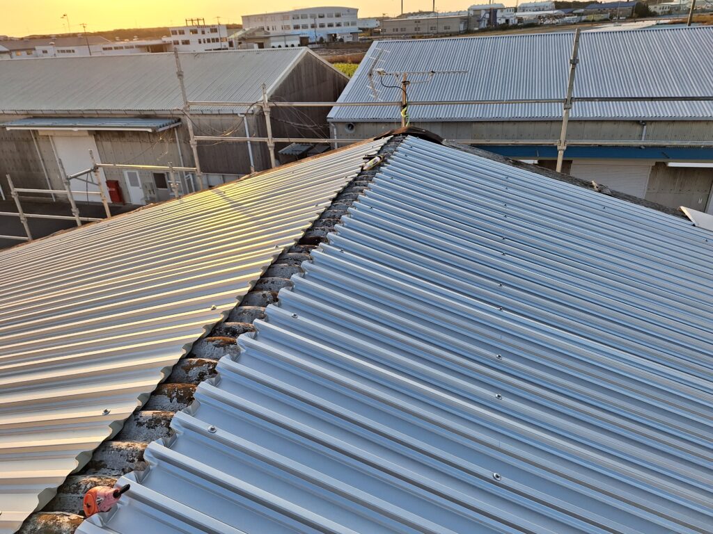 掛川市にて工場屋根、スレートカバー工法。