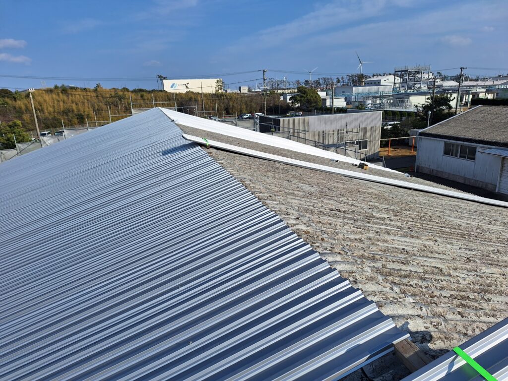 掛川市にて工場屋根をカバールーフにて施工。