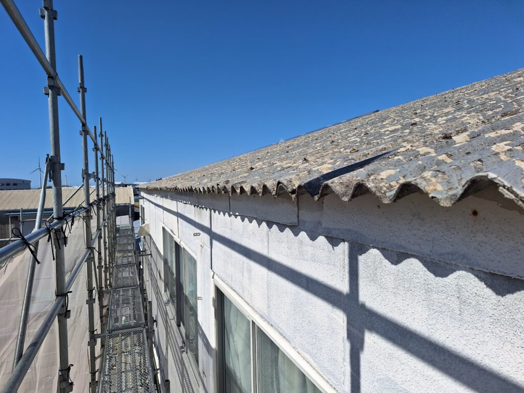 掛川市にて工場屋根をカバールーフにて施工。