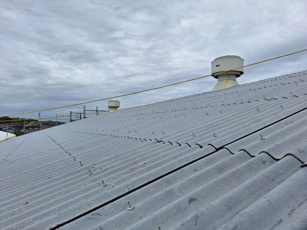 吉田町にてスレート屋根、カバールーフにて施工