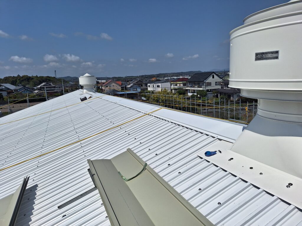 吉田町にてスレート屋根、カバールーフにて施工