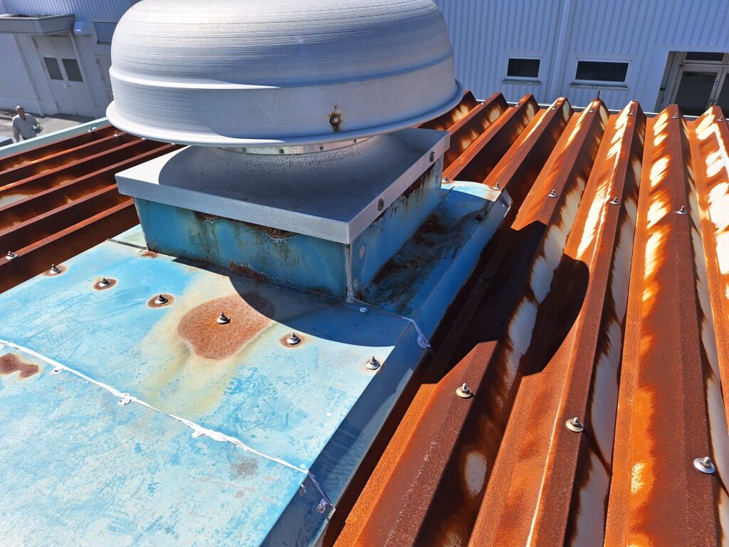 掛川市にて折板屋根の雨漏り改修工事