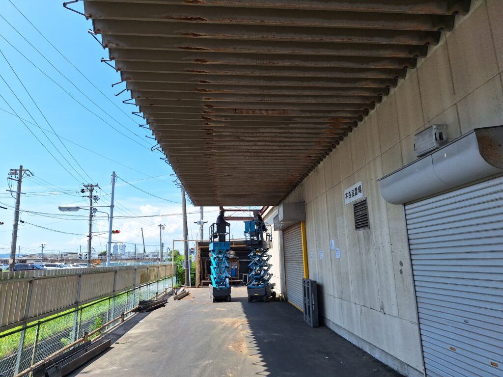 菊川市　工場屋根雨漏り直し他庇屋根葺き替え工事