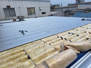 菊川市　工場屋根雨漏り直し他庇屋根葺き替え工事