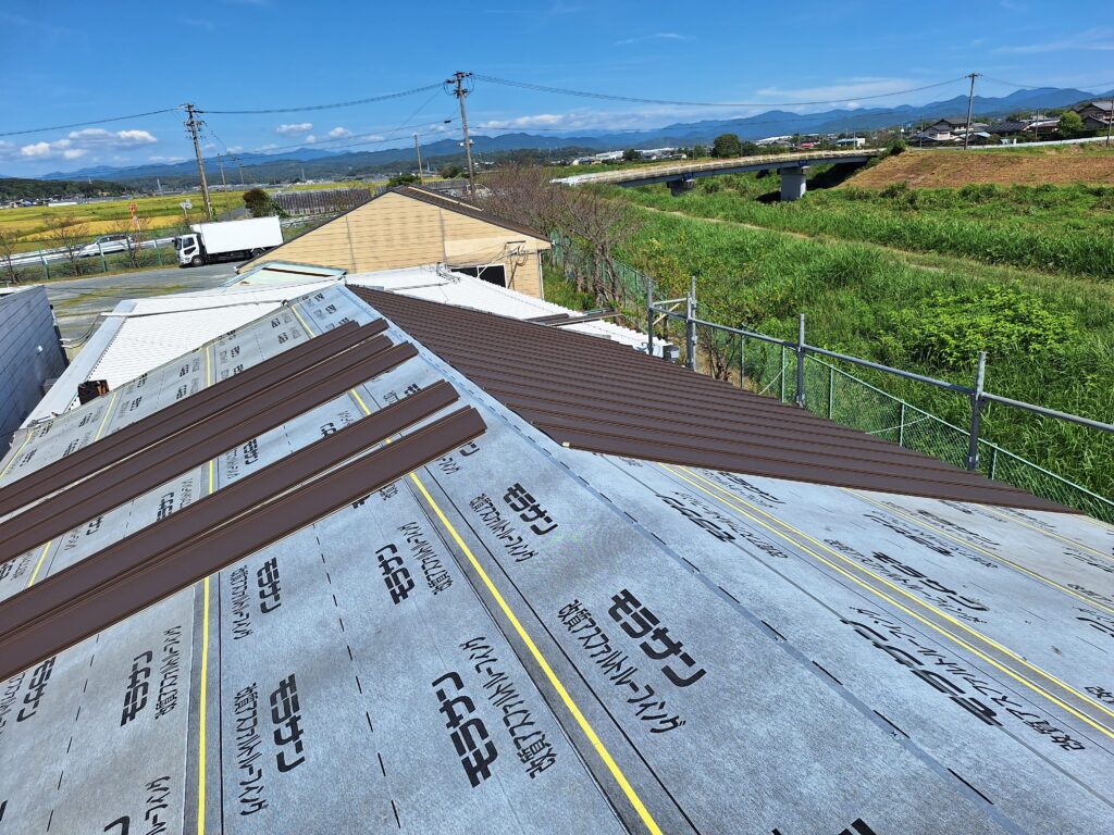 磐田市　カラーベスト屋根をカバー工法にて施工致します。(雨漏り直し工事)