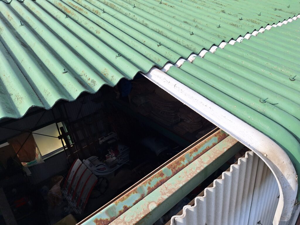 菊川市にて竜巻被害のスレート屋根の復旧作業を致しました。竜巻被害復旧作業②
