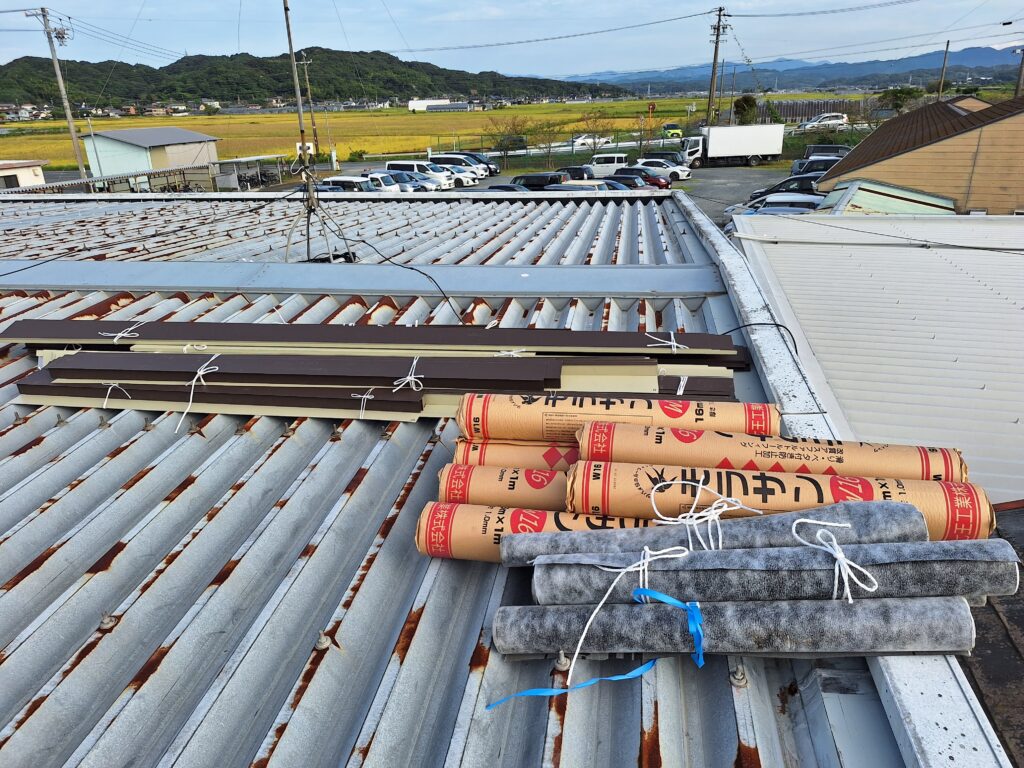 磐田市　カラーベスト屋根をカバー工法にて施工致します。(雨漏り直し工事)
