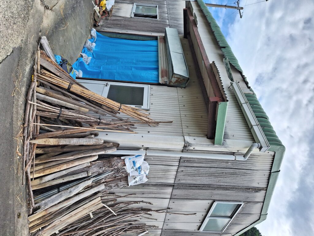 菊川市にて竜巻被害のスレート屋根の復旧作業を致しました。竜巻被害復旧作業②