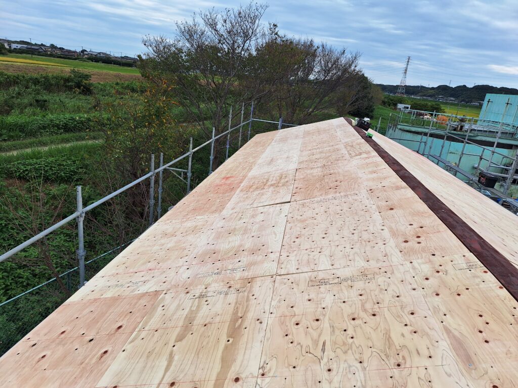 磐田市　カラーベスト屋根をカバー工法にて施工致します。(雨漏り直し工事)