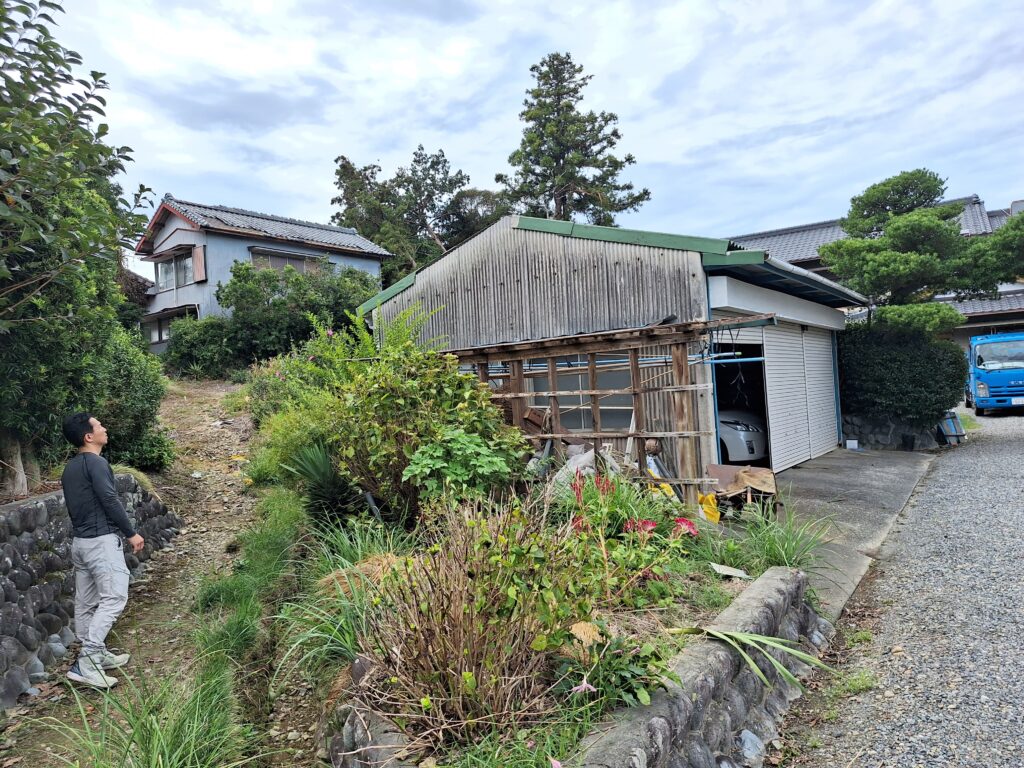 菊川市にて竜巻被害のスレート屋根の復旧作業を致しました。竜巻被害復旧作業②