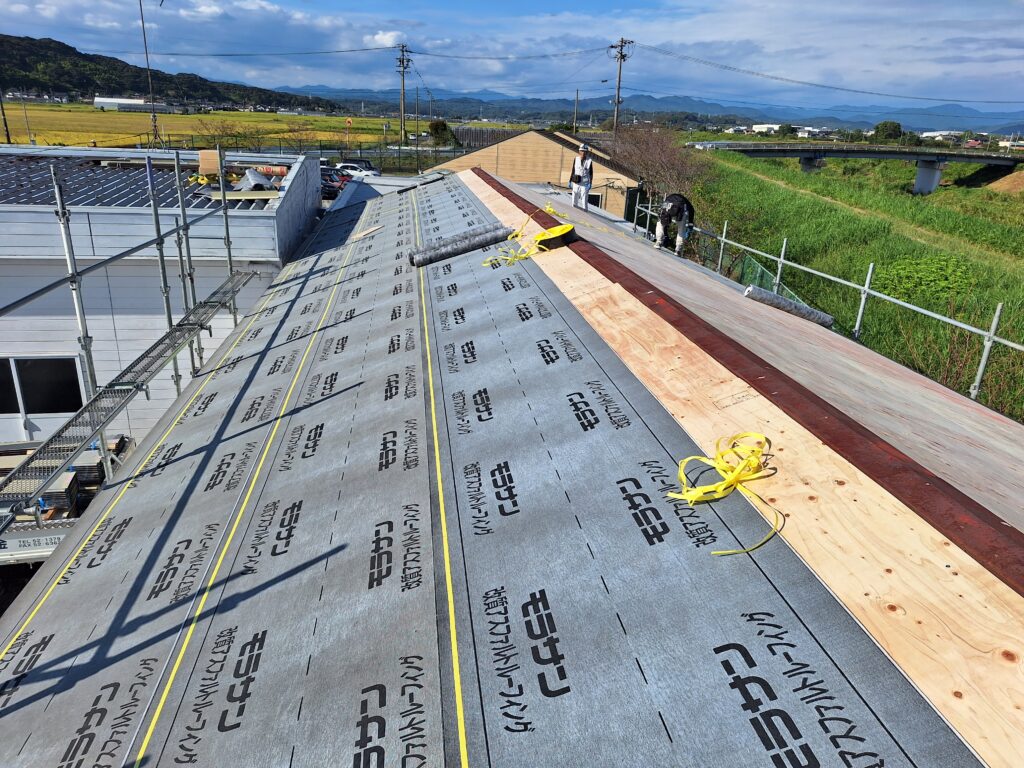 磐田市　カラーベスト屋根をカバー工法にて施工致します。(雨漏り直し工事)