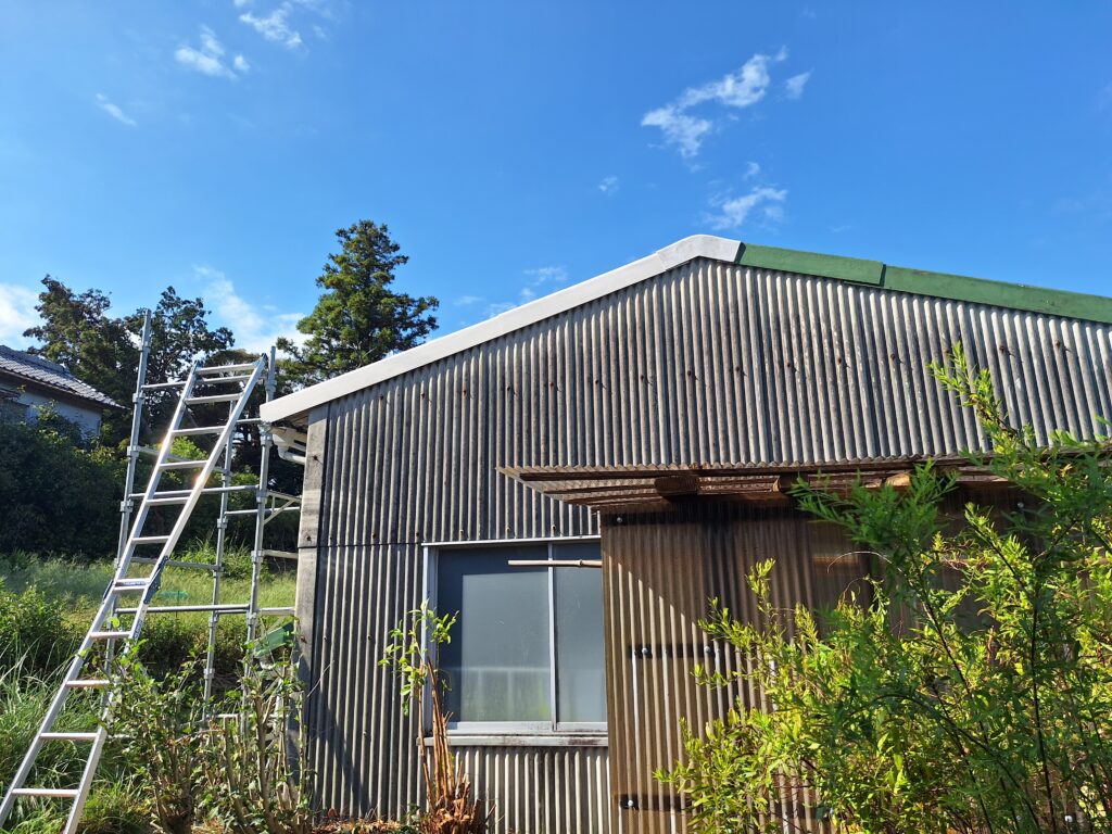 菊川市にて竜巻被害のスレート屋根の復旧作業を致しました。竜巻被害復旧作業②