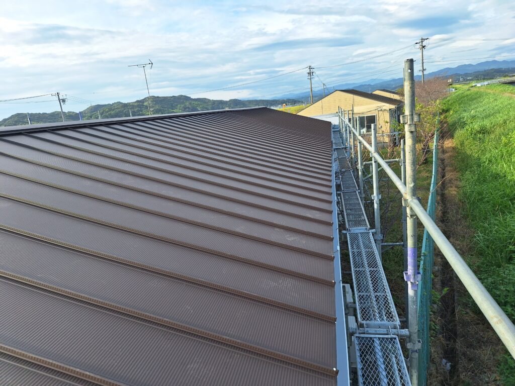 磐田市　カラーベスト屋根をカバー工法にて施工致します。(雨漏り直し工事)