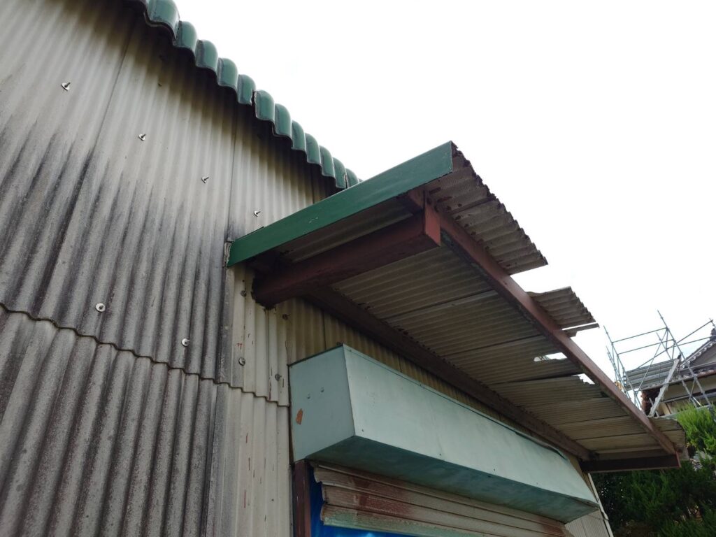 菊川市にて竜巻被害のスレート屋根の復旧作業を致しました。竜巻被害復旧作業②