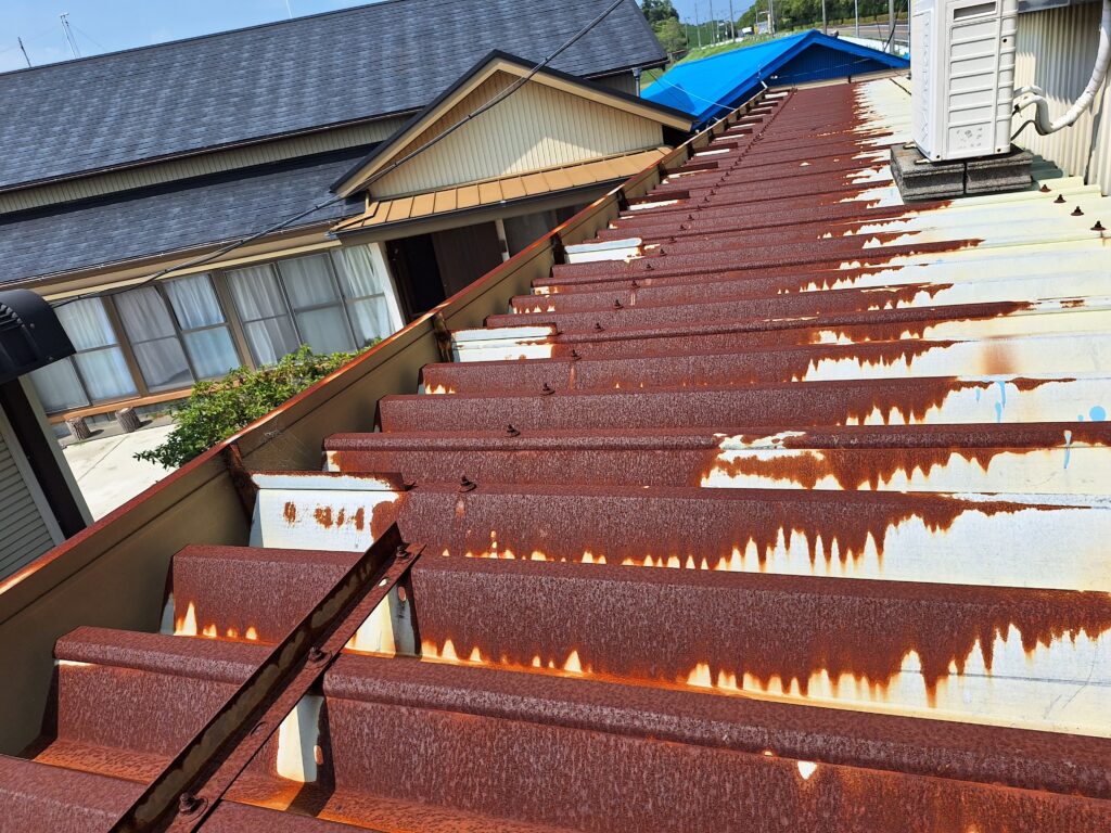 菊川市にて、本体屋根は折板カバー、庇屋根は葺き替え