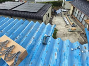 菊川市にて、本体屋根は折板カバー、庇屋根は葺き替え工事を致しました。